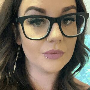 beautiful close up pic of brogan lee owner of bees beauty bar