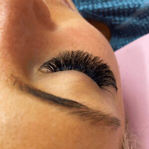 gloss lash lounge mega volume model